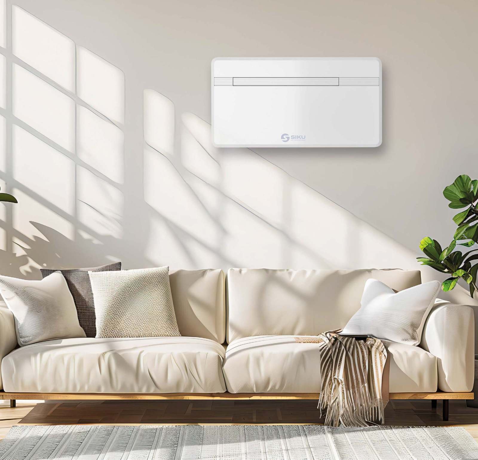 Lichte woonkamer met een SIKU CLIMATE Line airco hoog aan de wand boven de bank