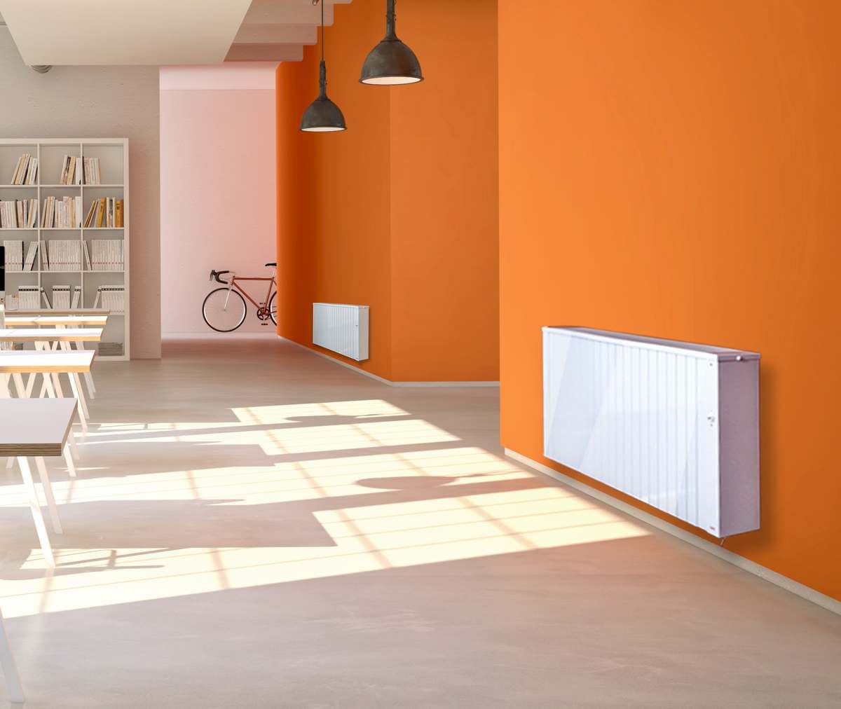 Ruime kamer met een oranje wand en een witte Jawotherm radiator
